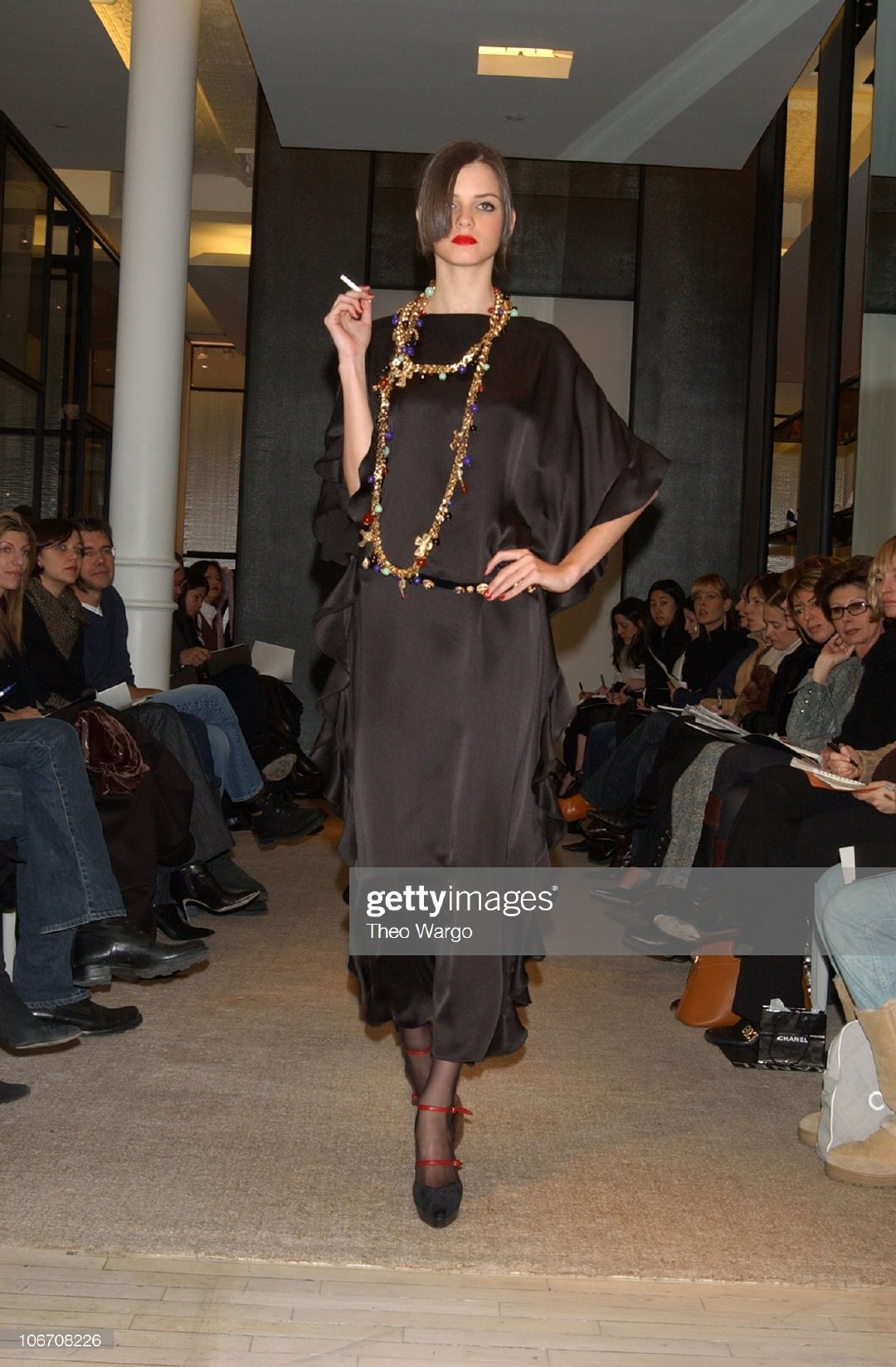 "探佚"——chanel 2002早秋手工坊系列 这场秀应该是在纽约秋冬时装周