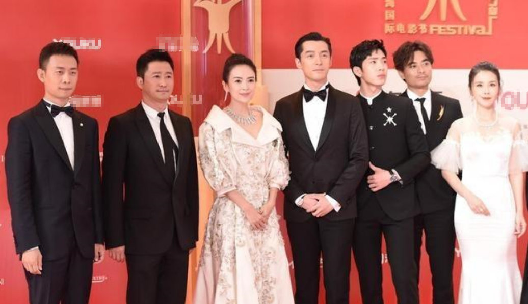 胡歌红毯热舞没跟上节拍显尴尬,雷佳音遇胡歌表情一秒变迷弟