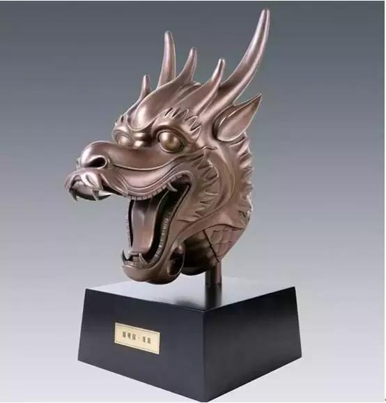 截至目前,十二兽首中仍有蛇首,羊首,鸡首,狗首四座铜像尚未现身.