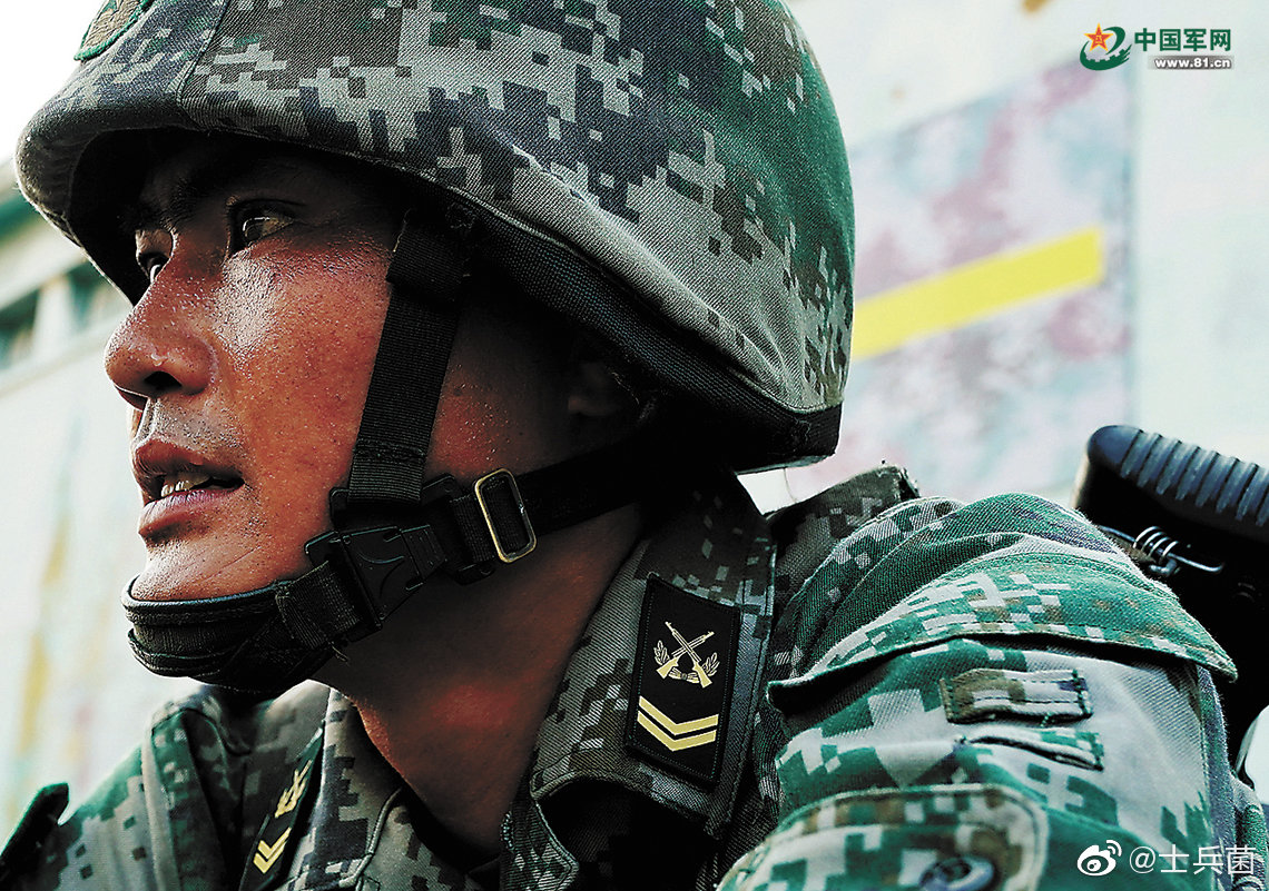 他和他的战友们是托举战场"大动脉"的钢铁脊梁