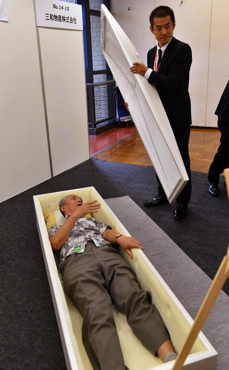 实拍"争相赴死"的日本人,脸上都带着满足的笑容