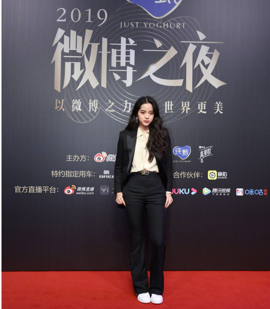 井柏然王嘉尔组“年糕组合”，UNINE现场发红包，这届爱豆超纲了