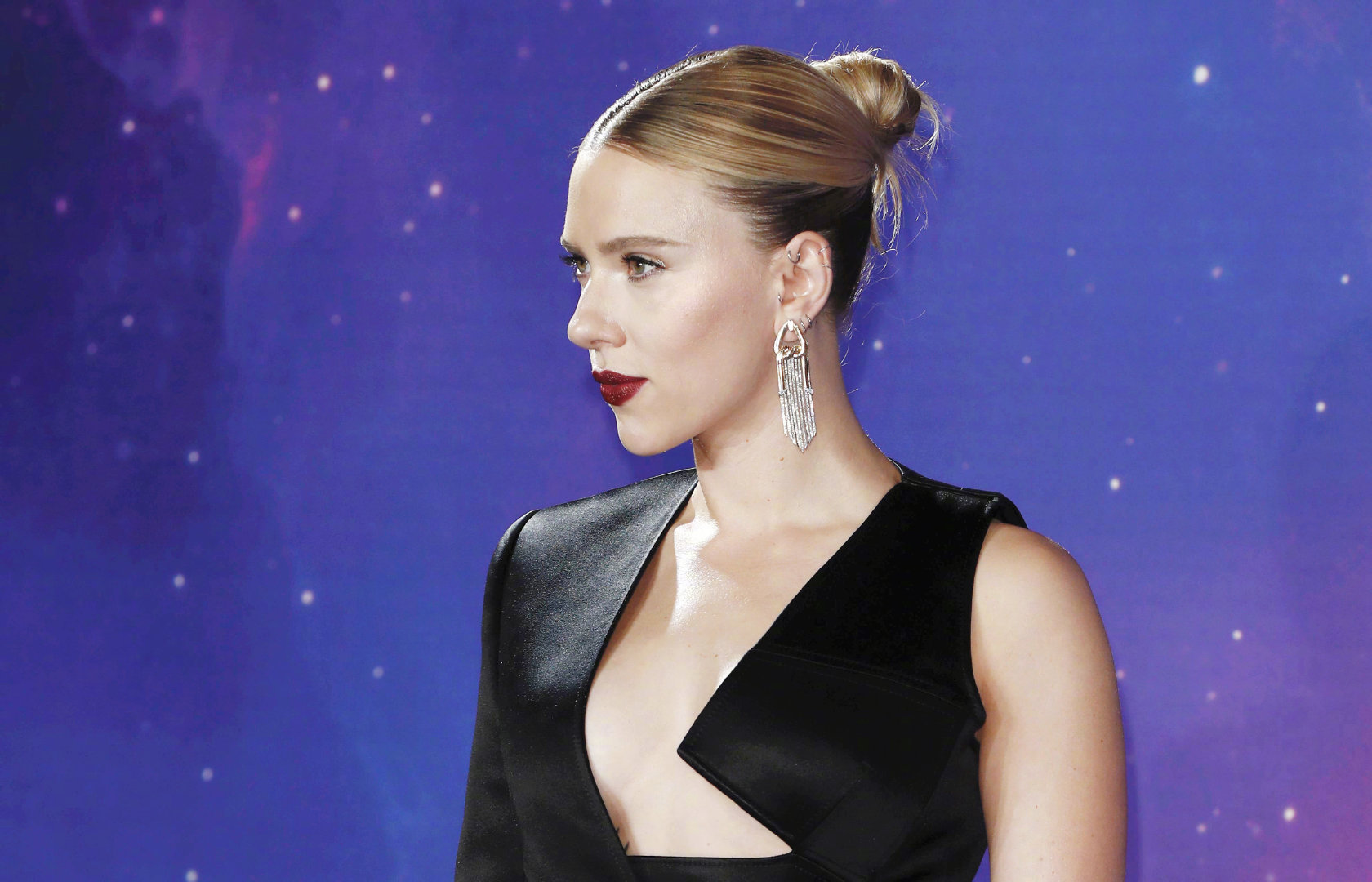 "寡姐"亮相《复仇者联盟4:终局之战》英国影迷见面会, 黑色裤装