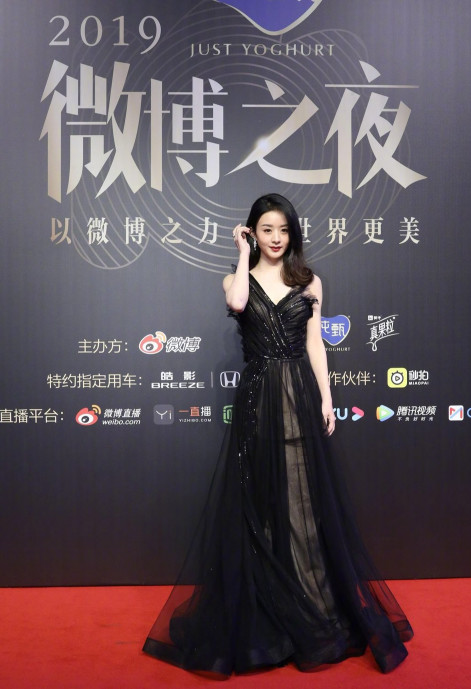 井柏然王嘉尔组“年糕组合”，UNINE现场发红包，这届爱豆超纲了