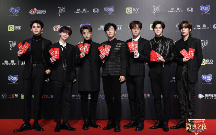 井柏然王嘉尔组“年糕组合”，UNINE现场发红包，这届爱豆超纲了