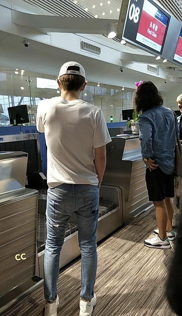 来品品邓伦的蝴蝶骨,这背影宽肩窄腰