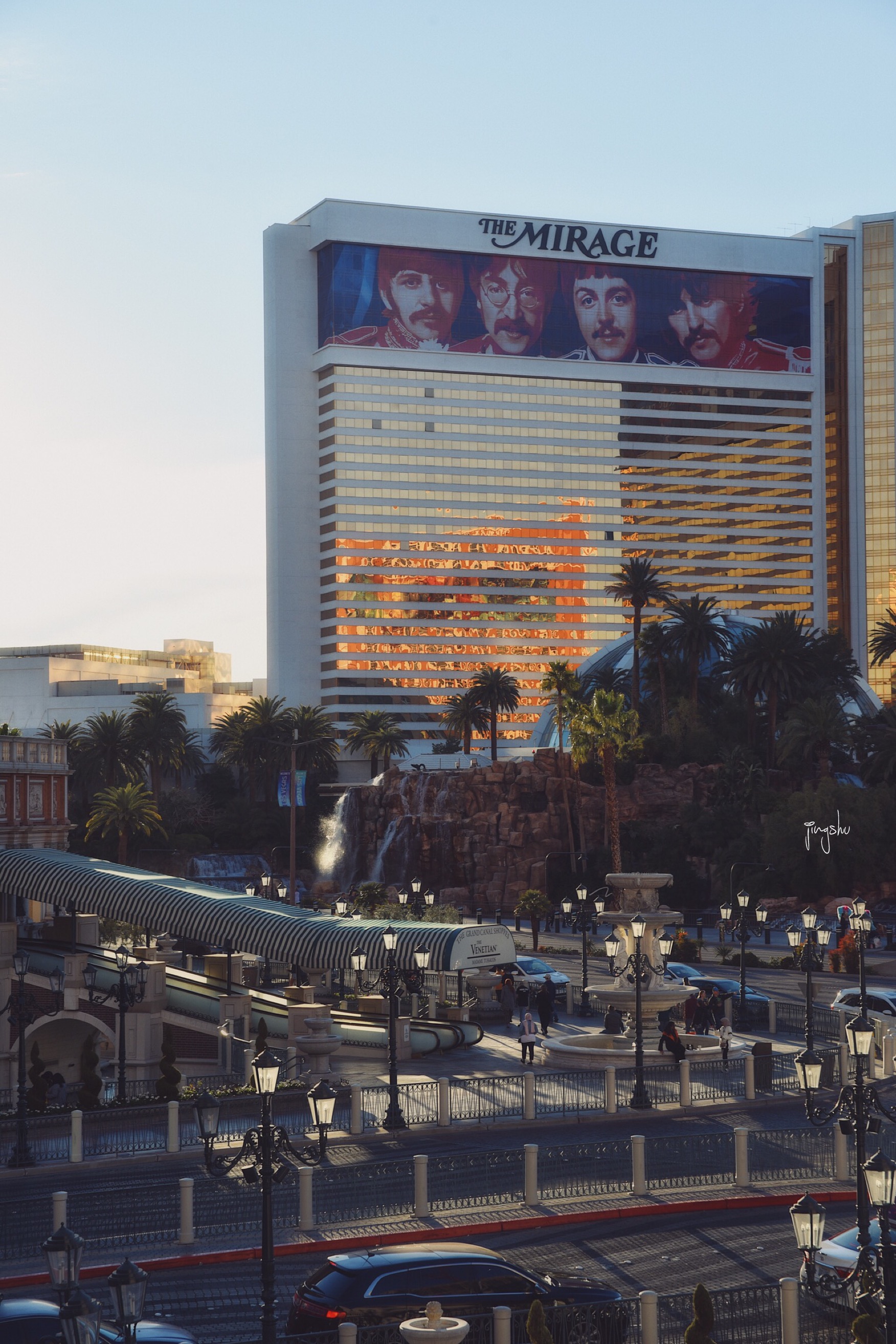 百乐宫的喷泉昼夜不停,阳光和快乐永远免费.这座城,不问你的来处