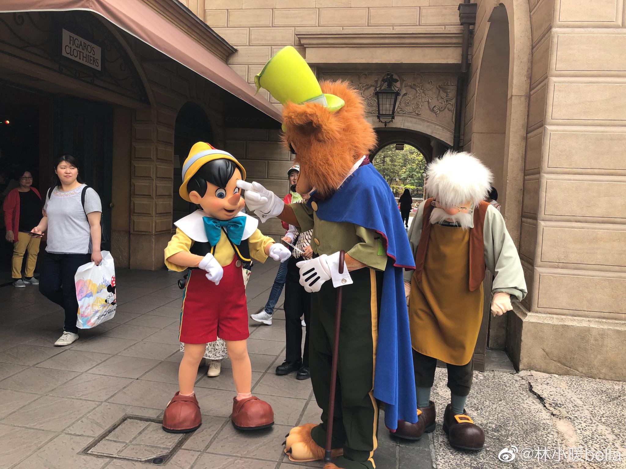 迪士尼随手拍。真是到处可见卡通人物。|迪士尼|卡通人物_新浪新闻