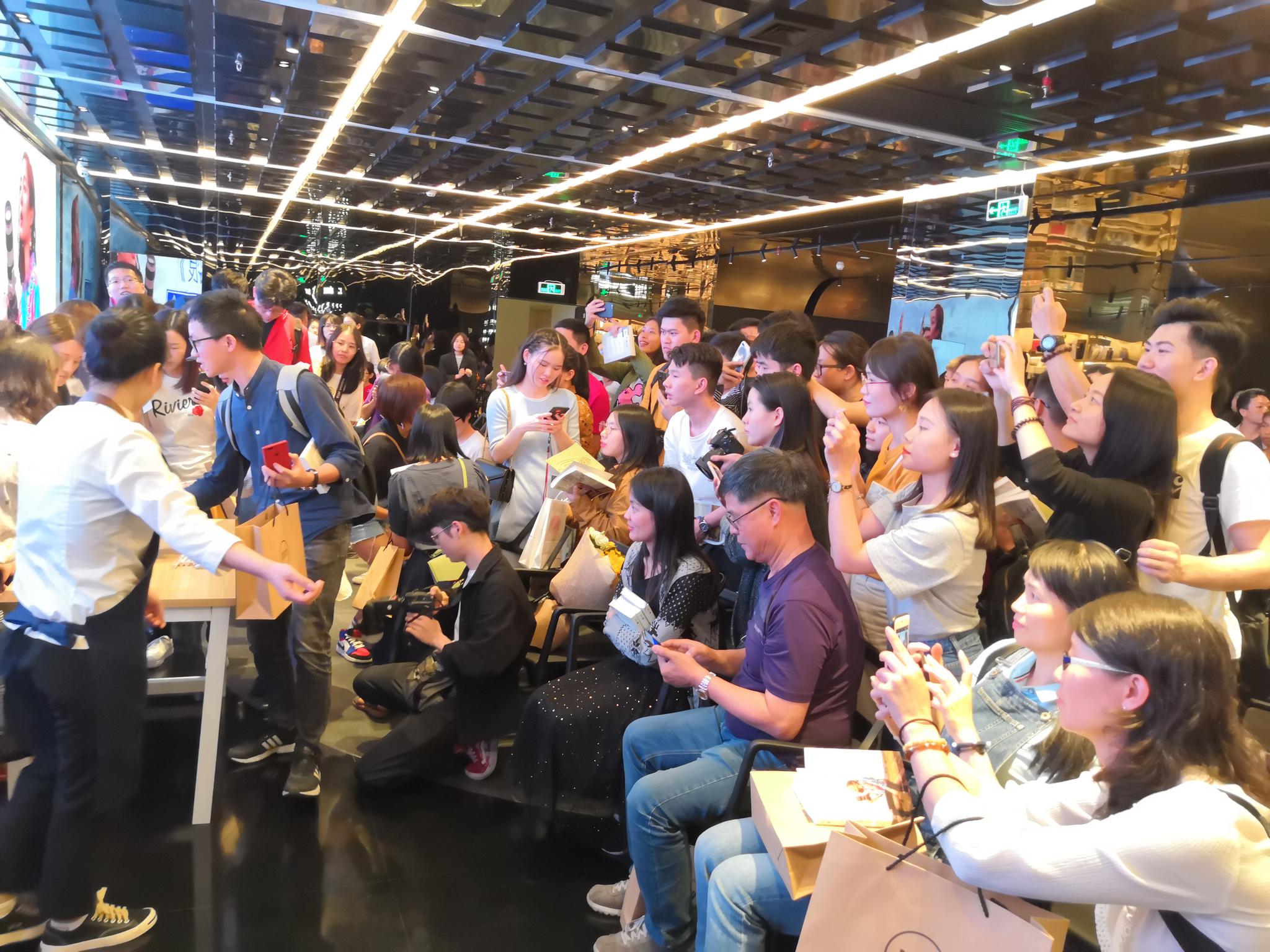 广州签售会 get先来一波现场图感受一下爬迷们的热情吧