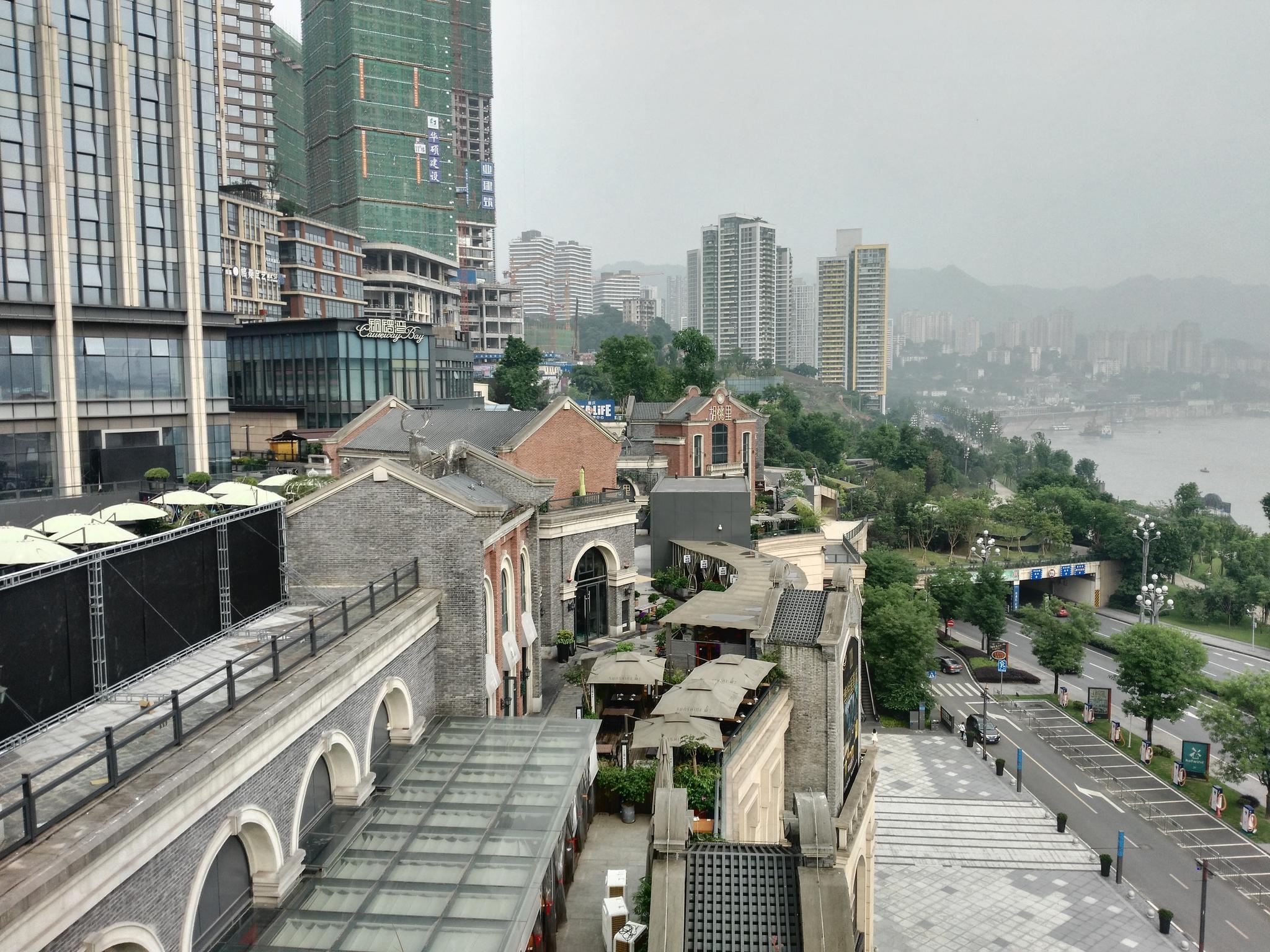 其实,山城重庆还有很多其他类型的奇特建筑,有一个景区,我认