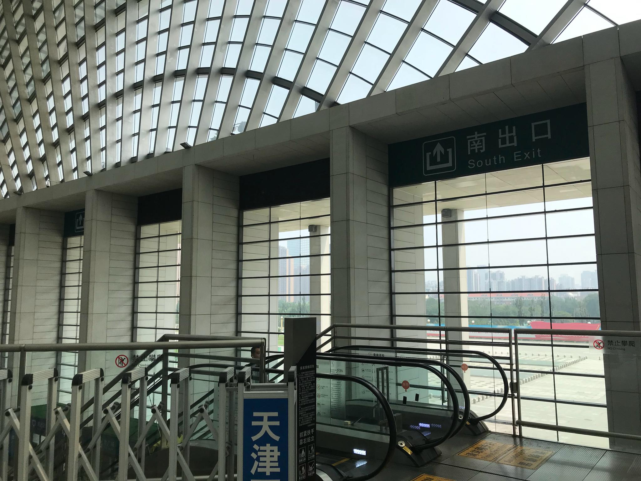 天津西站,目测是彩钢顶的,隔温保热还行