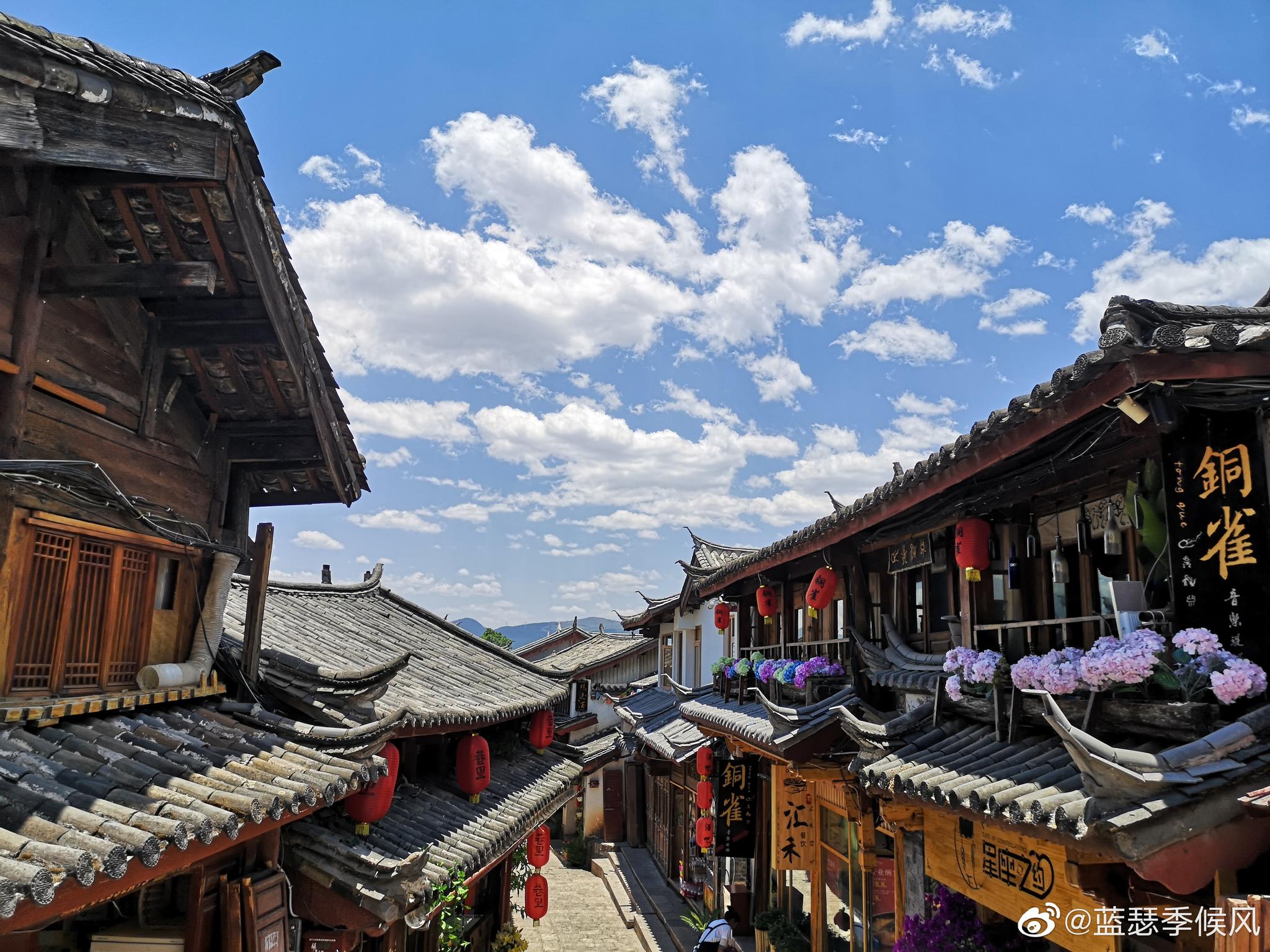 住在丽江古城的大研镇,这里木楼青瓦,花团锦簇