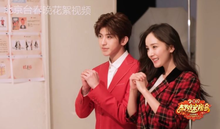 杨幂参加北京春晚录制,与蔡徐坤组新cp,把自己当礼物塞进箱子