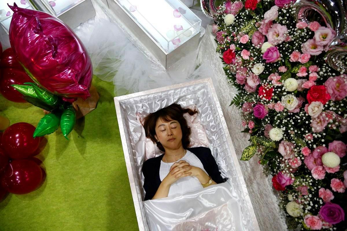 实拍"争相赴死"的日本人,脸上都带着满足的笑容|棺材|日本人|寿衣