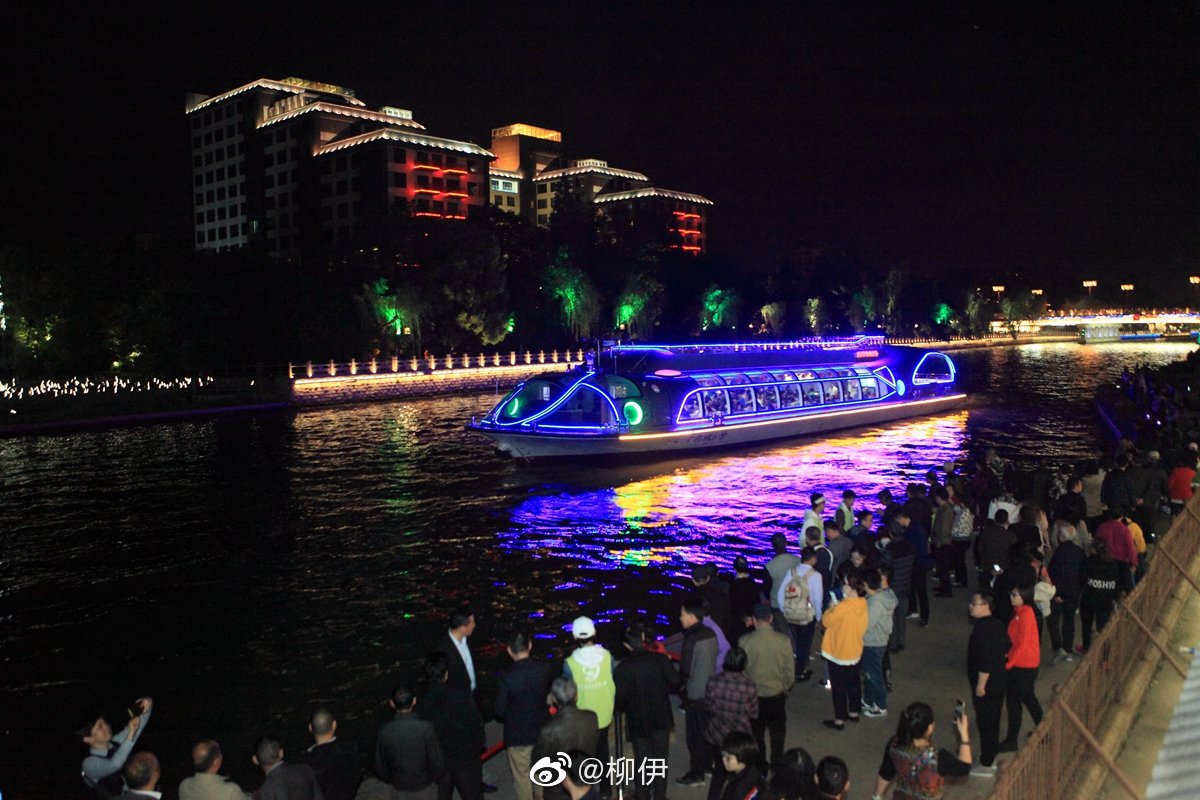 今天,一艘流线型的游船在古运河东关古渡启航