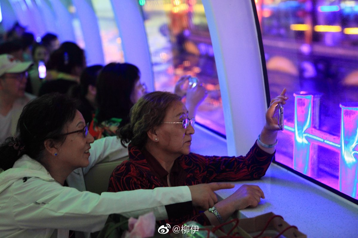 今天,一艘流线型的游船在古运河东关古渡启航