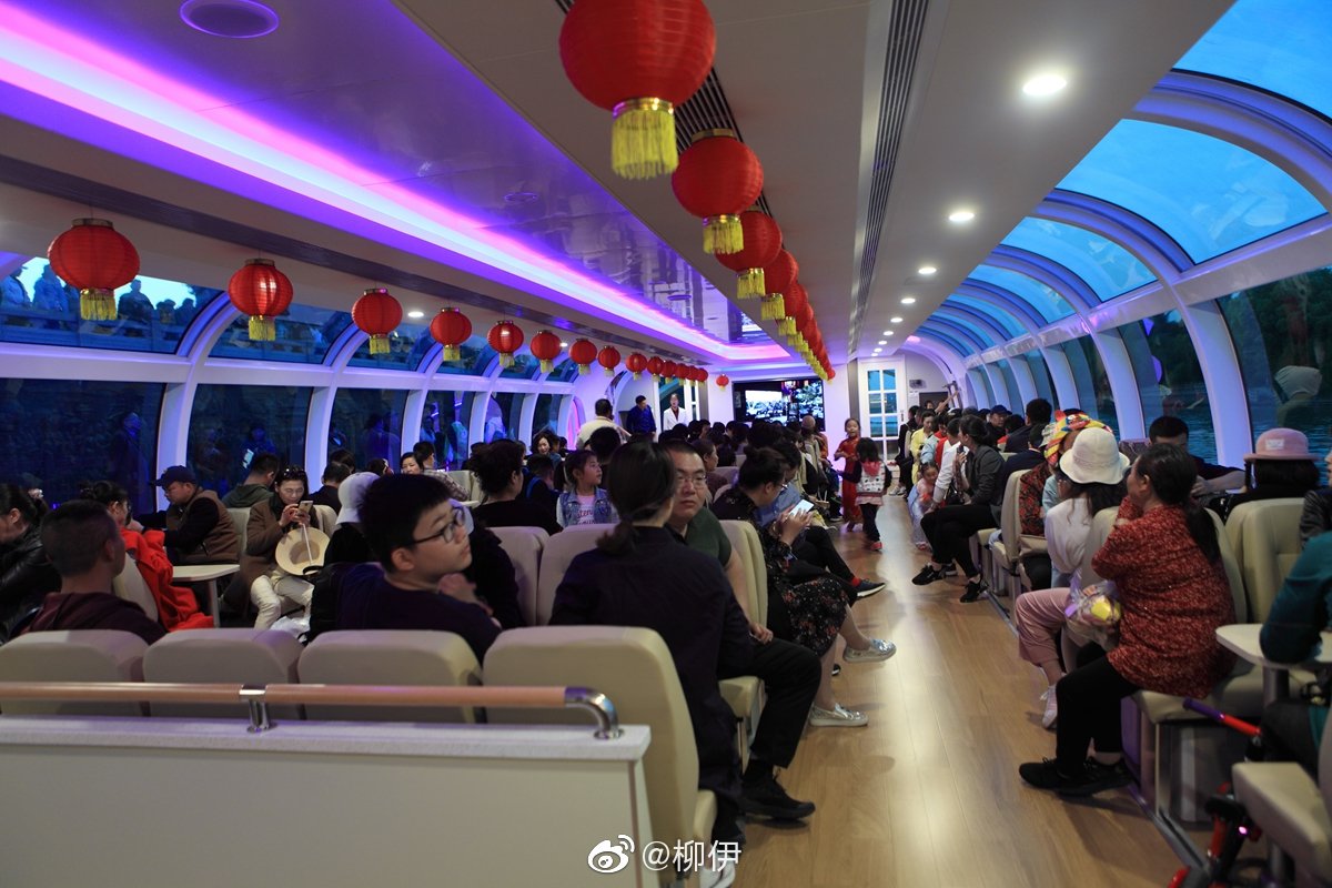 今天,一艘流线型的游船在古运河东关古渡启航