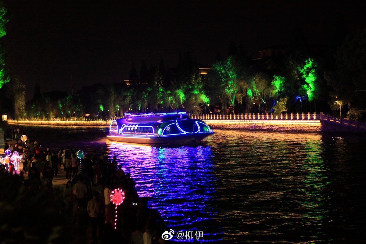 今天,一艘流线型的游船在古运河东关古渡启航