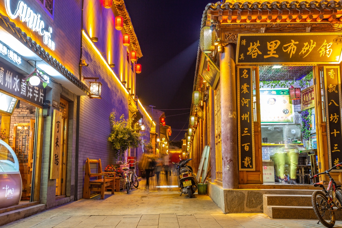 八坊十三巷是临夏民族风情的古街区,始于唐朝,历史非常悠久