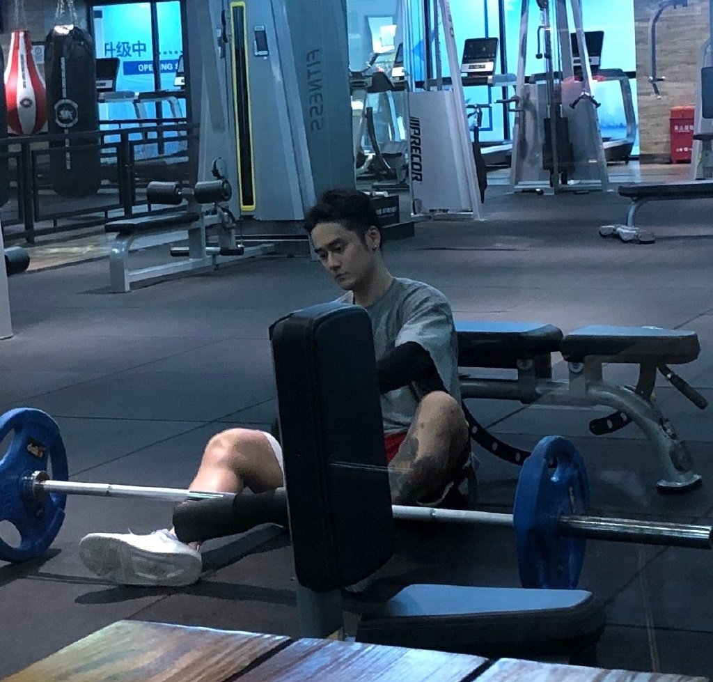 蒋劲夫现身健身房"撸铁",未受风波影响,壮了不少