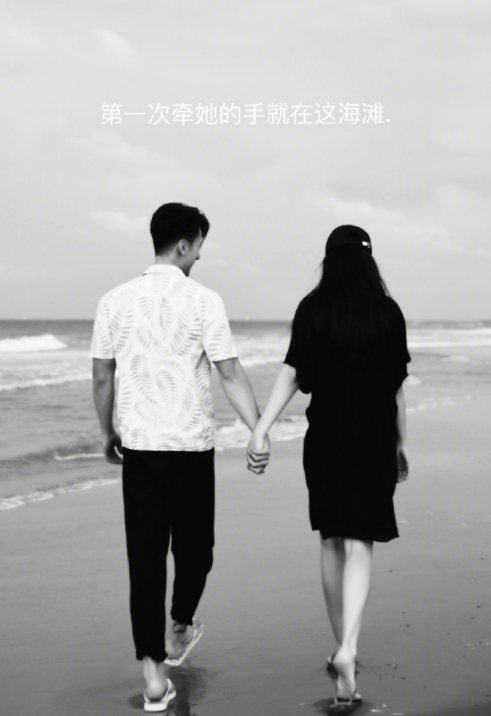 吴尊与妻子牵手漫步沙滩,妻子好身材被称赞,吴尊却实力拆台