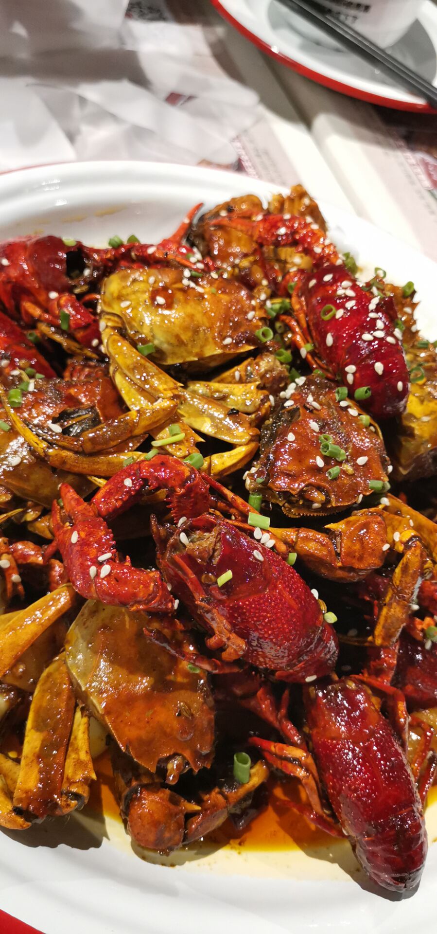 唱着汉虾王的旋律在夜宵中吃着烤猪眼睛却说着大闸蟹的味道