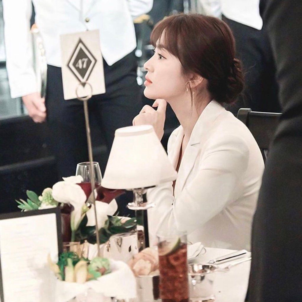 宋慧乔西装亮相,"双宋恋"时甜蜜小女人,已完美逆袭优雅女强人