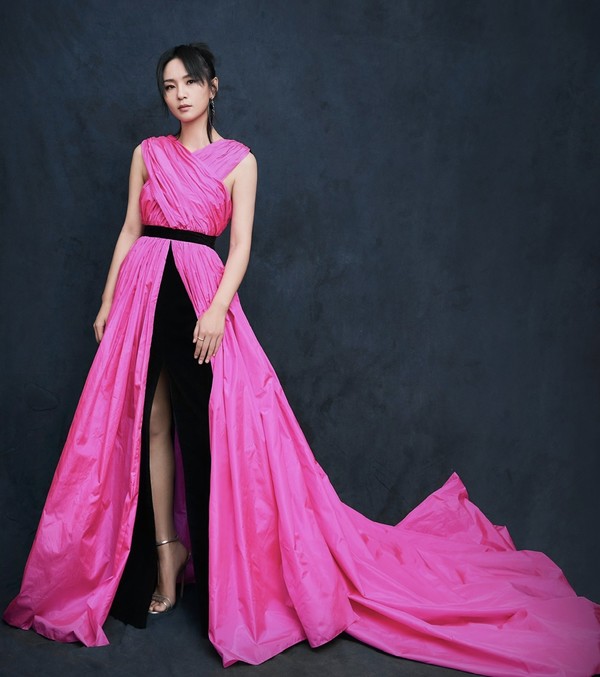 这还是周笔畅吗?穿粉色长裙低调秀美腿真性感,假小子变白天鹅