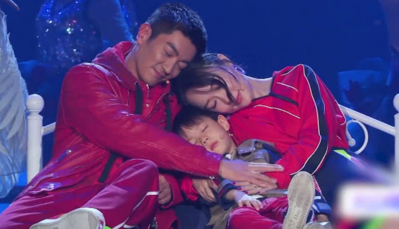 杜江霍思燕一家登台春晚,嗯哼乖巧机智,却被杜