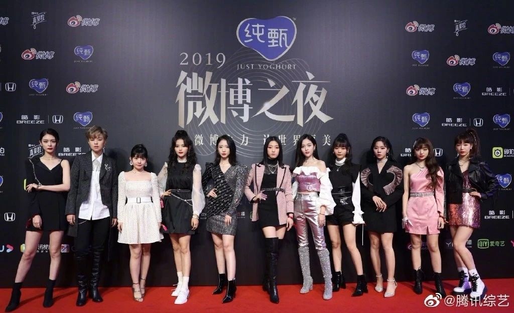 井柏然王嘉尔组“年糕组合”，UNINE现场发红包，这届爱豆超纲了