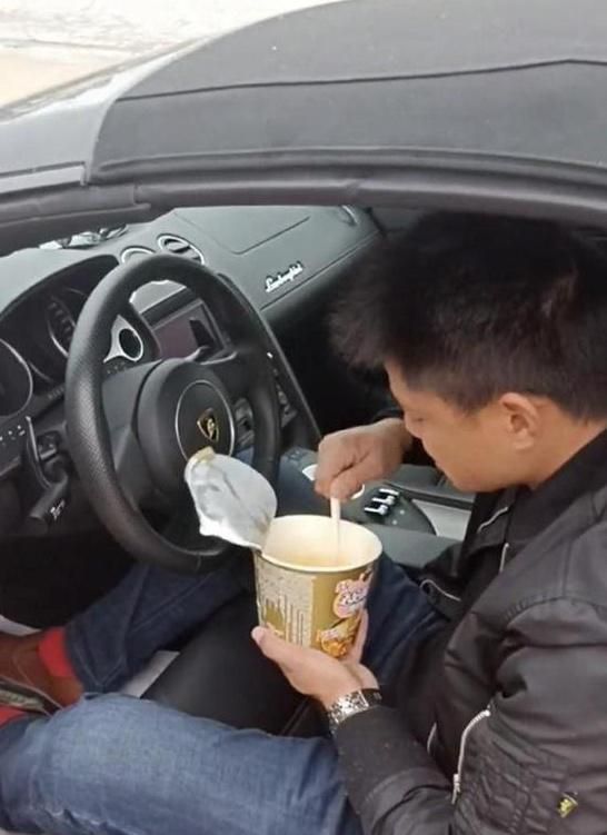 兰博基尼车主吃泡面?网友:原来我们没有什么不同