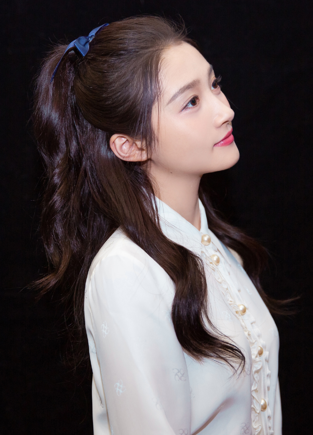 22岁关晓彤长大气质全开,马尾辫发型搭配白色衬衫,秒变清纯少