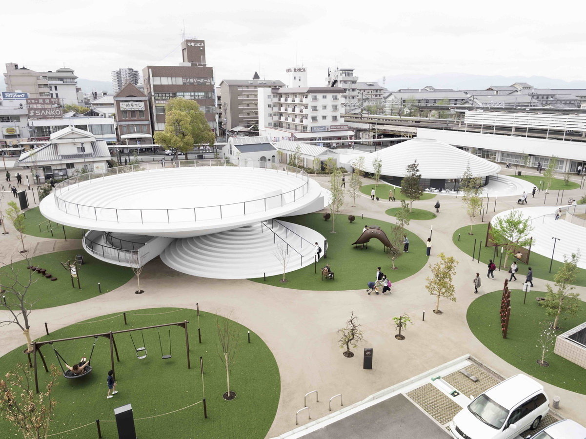 立在城市客厅的巨型家具 日本奈良的暧昧空间 立在城市客厅的巨型家具 日本奈良的暧昧空间