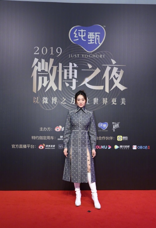 井柏然王嘉尔组“年糕组合”，UNINE现场发红包，这届爱豆超纲了