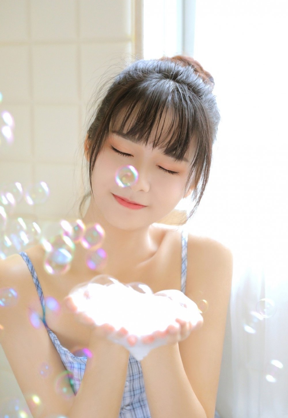 寂寞少女吊带短裙性感热裤浴室销魂惹火诱惑写真集