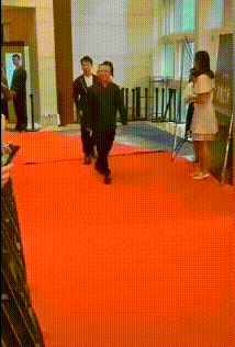 井柏然王嘉尔组“年糕组合”，UNINE现场发红包，这届爱豆超纲了