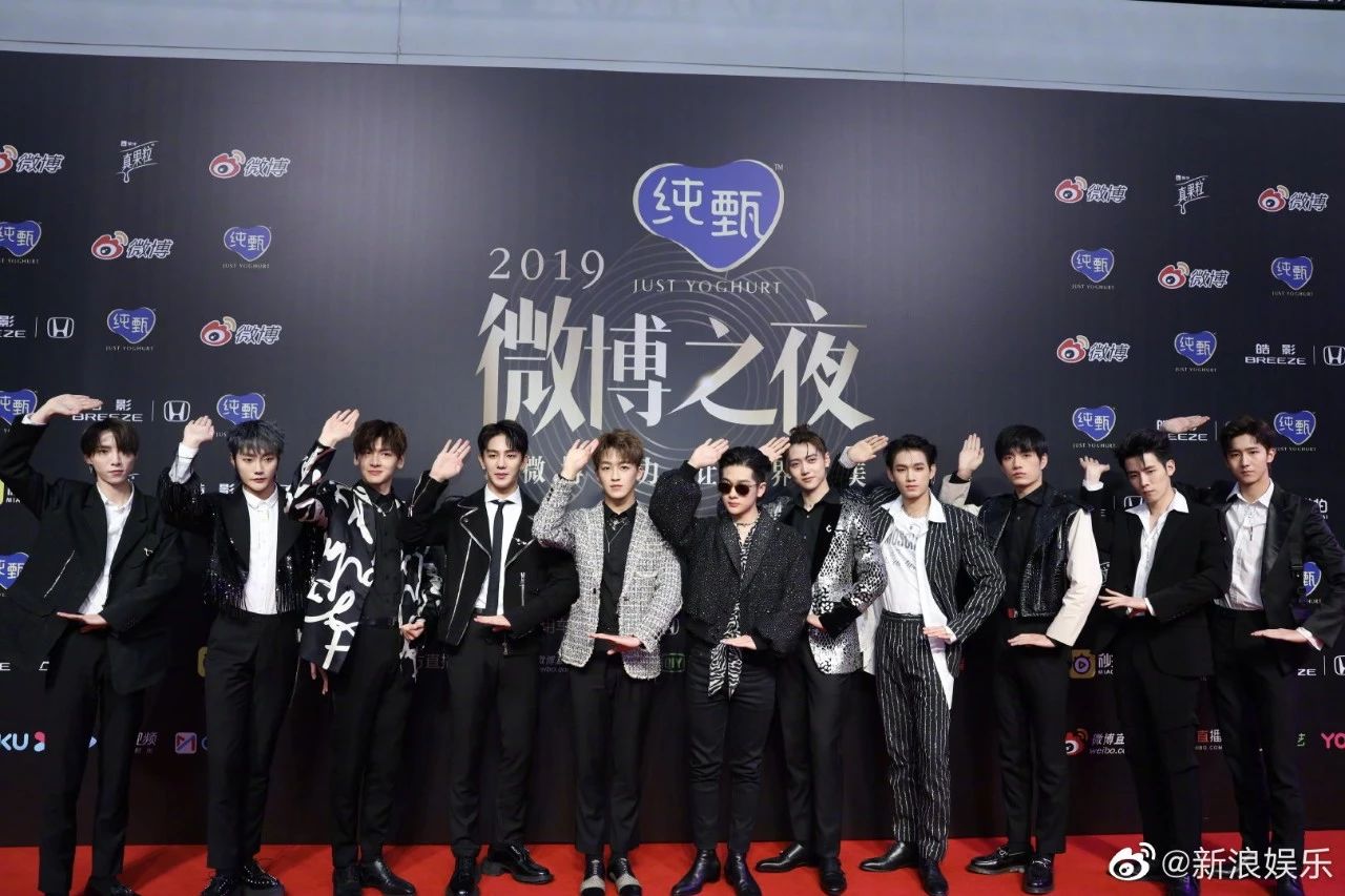 井柏然王嘉尔组“年糕组合”，UNINE现场发红包，这届爱豆超纲了