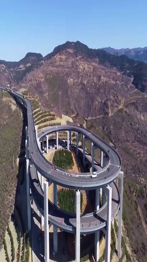 太原天龙山网红桥，真是敢想敢建，据说是耿市长杰作!感谢好领导