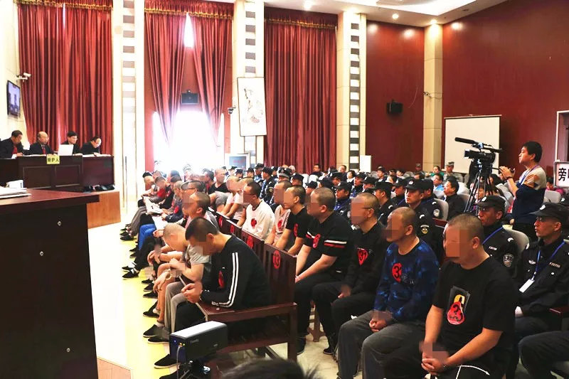 忻州:徐某某等33人涉黑案件在原平市人民法院公开审理