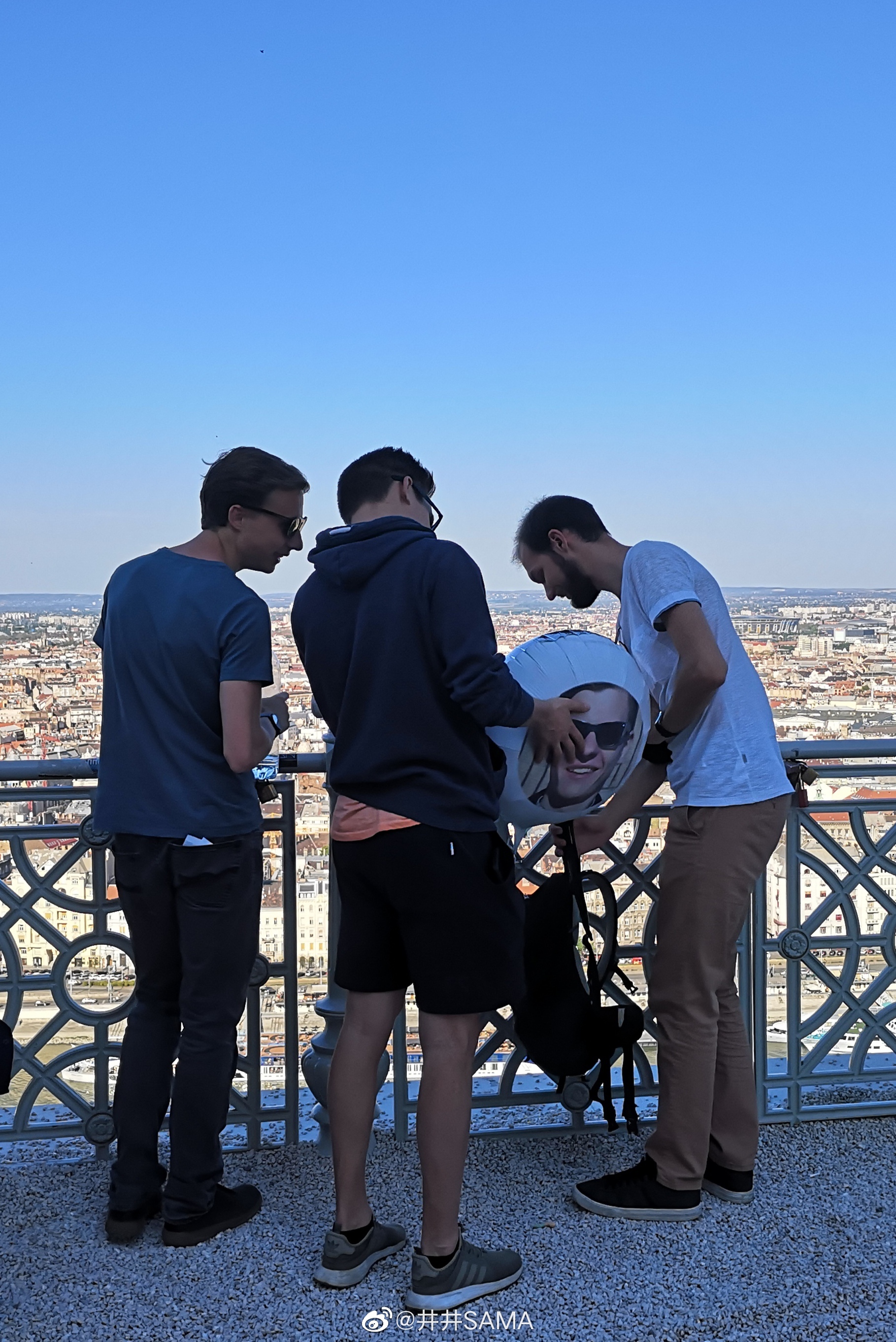 布达佩斯是美的外国哥们带着朋友的照片气球 旅行哈哈哈哈哈哈哈