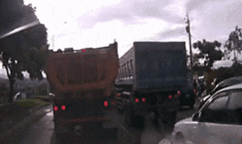 驾车路上这五类车要小心，不然吃亏的是自己