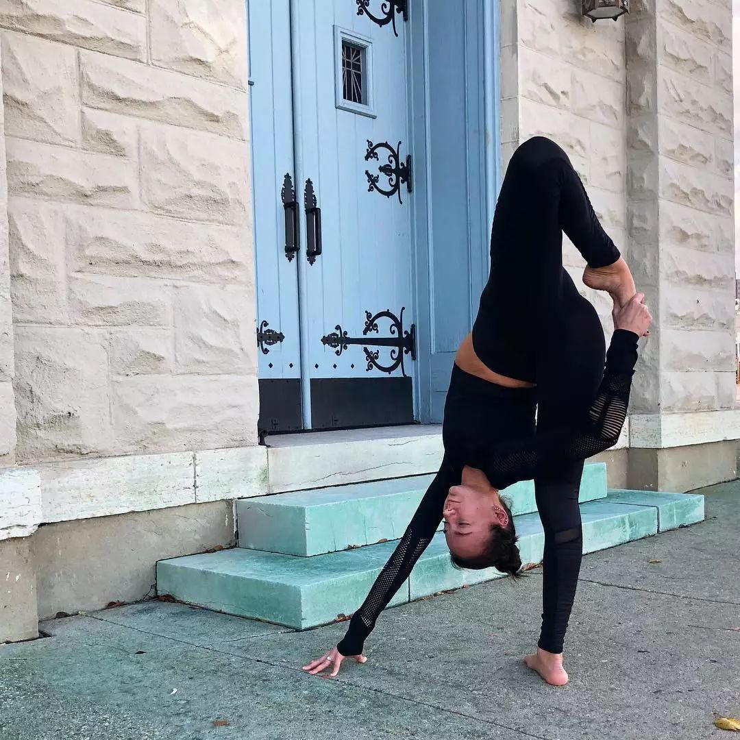 1,单腿脊柱前屈5个瑜伽体式推荐:张佳宁这一套海蓝色连衣裙清新淡雅