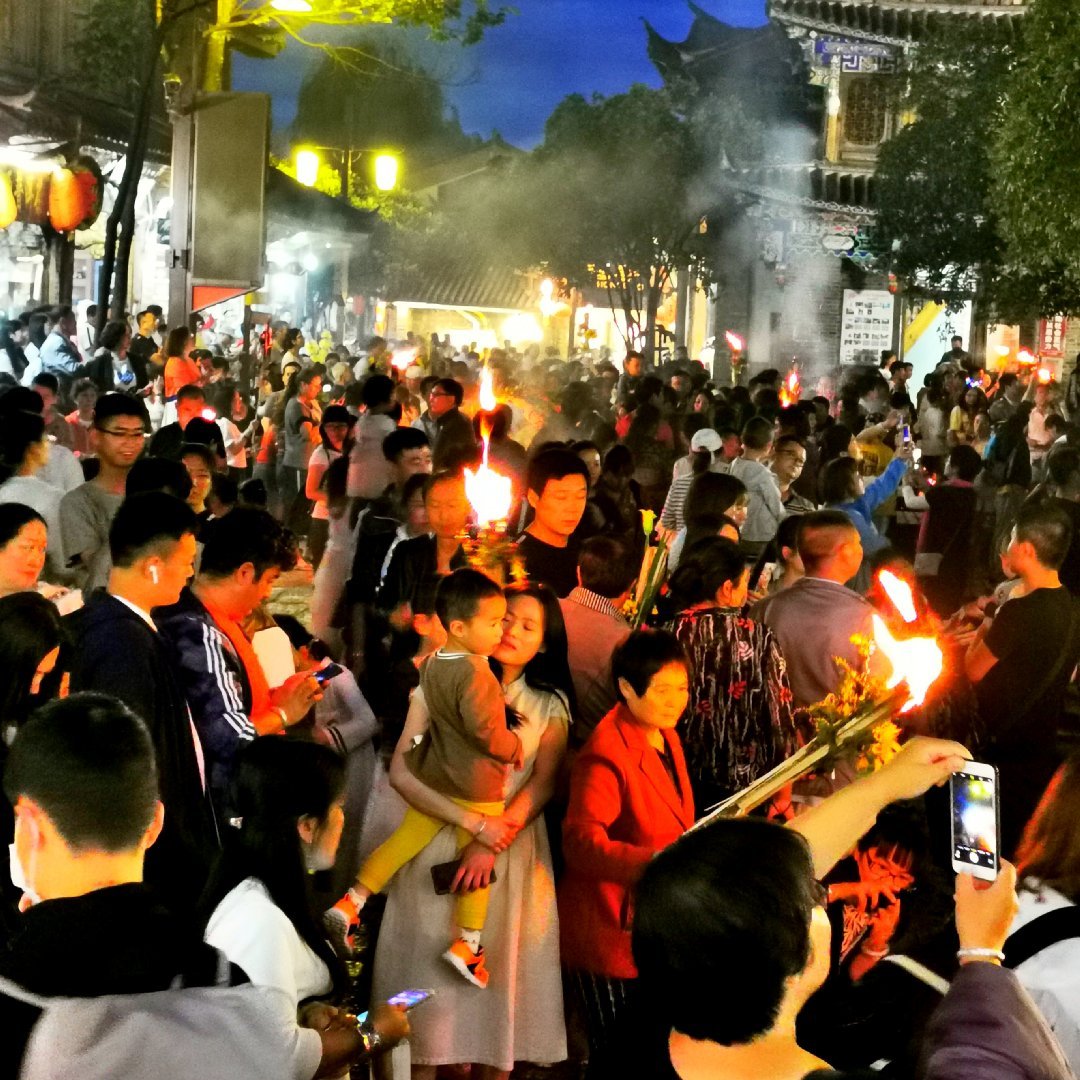 丽江四方街篝火晚会图片