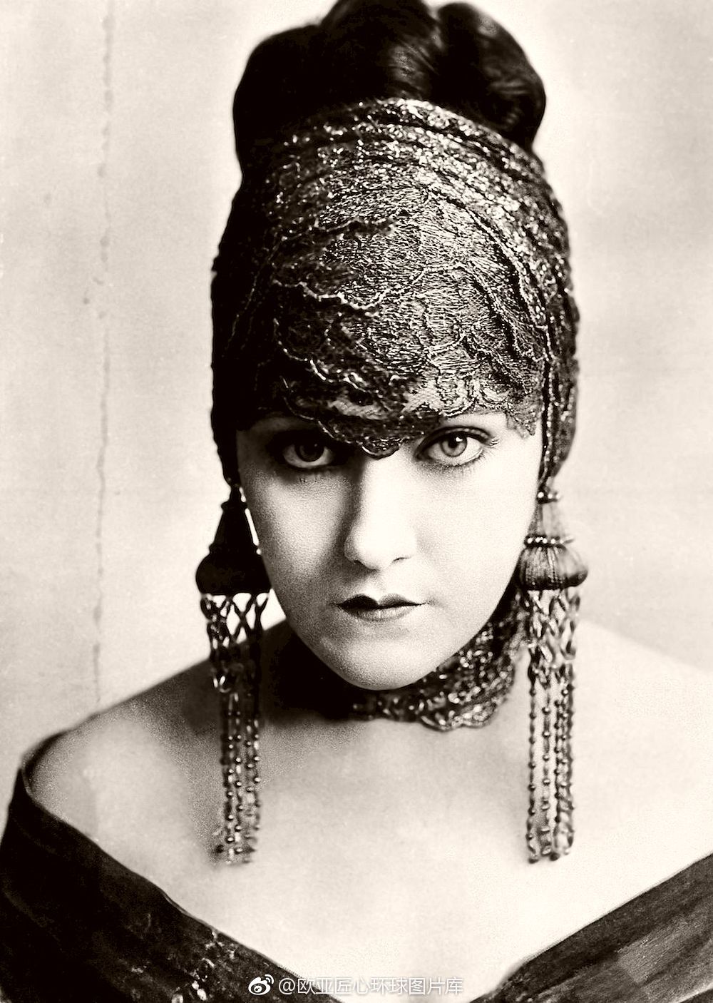 格洛丽亚·斯旺森(1899-1983)是默片时代的女皇.她既是演员