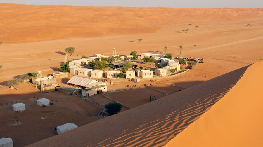 但是因为村庄位于沙漠,这里的人们都过着最原始的生活,所以这里与迪拜