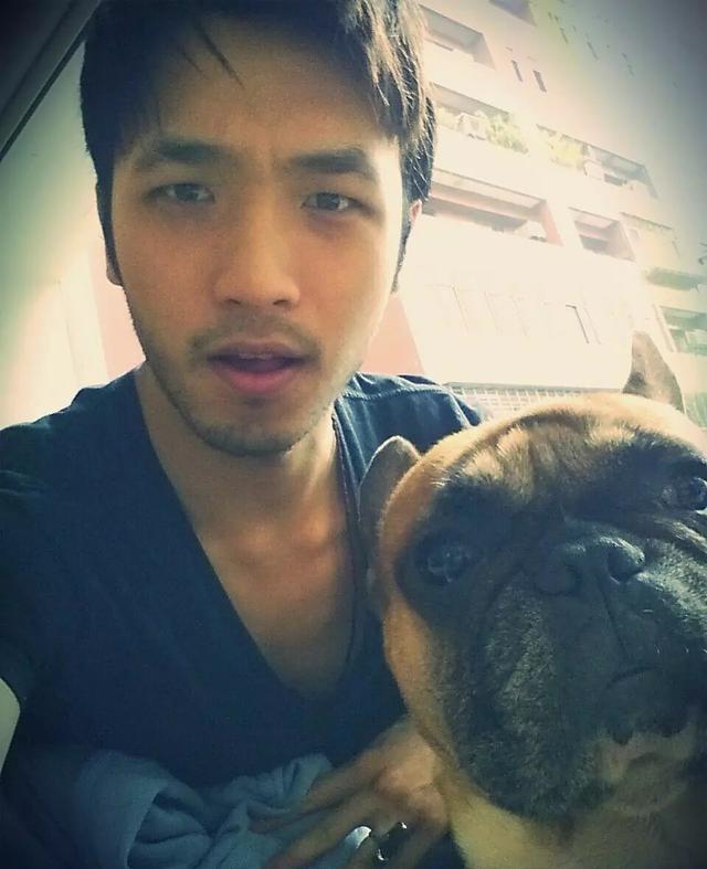 私下生活照被扒,网友瞬间沦陷安佑森还非常喜欢旅行和摄影,做事认真