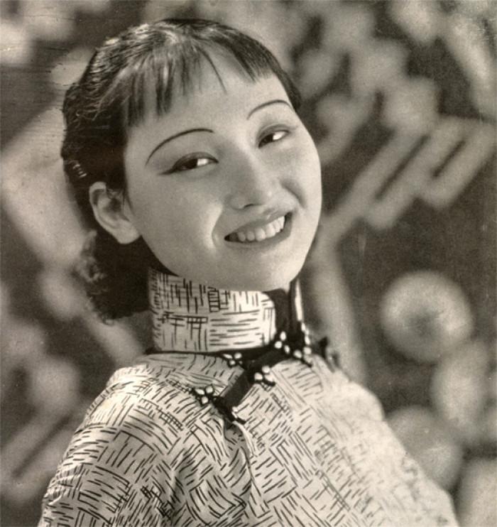 也在冲击着封建思想,所以在民国时期,大批的年轻男女在新思想的冲击下