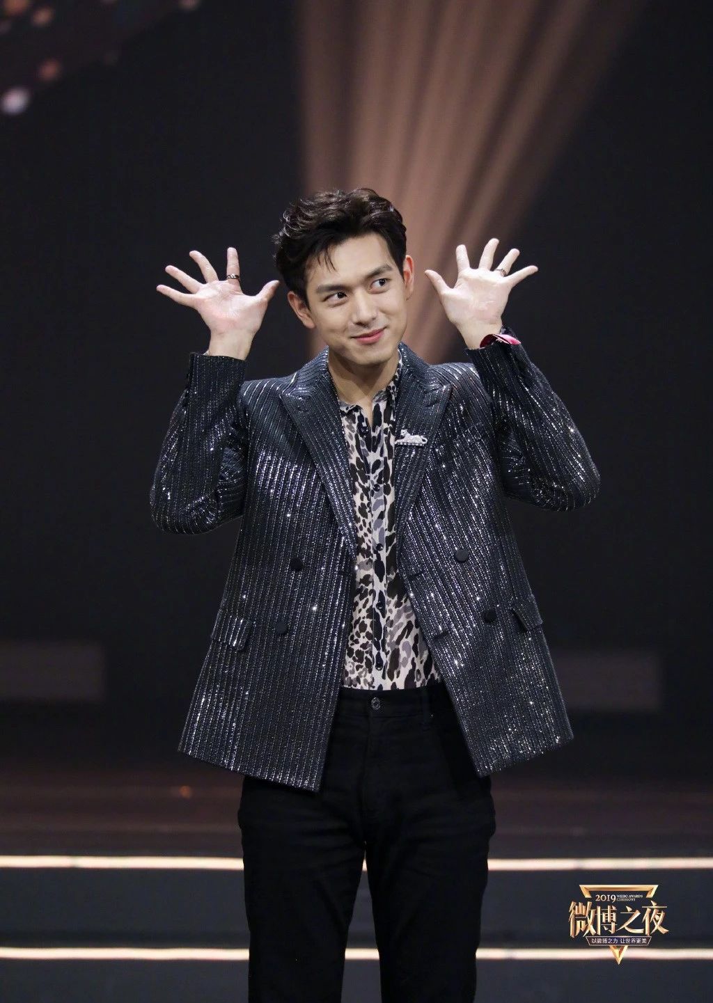 井柏然王嘉尔组“年糕组合”，UNINE现场发红包，这届爱豆超纲了