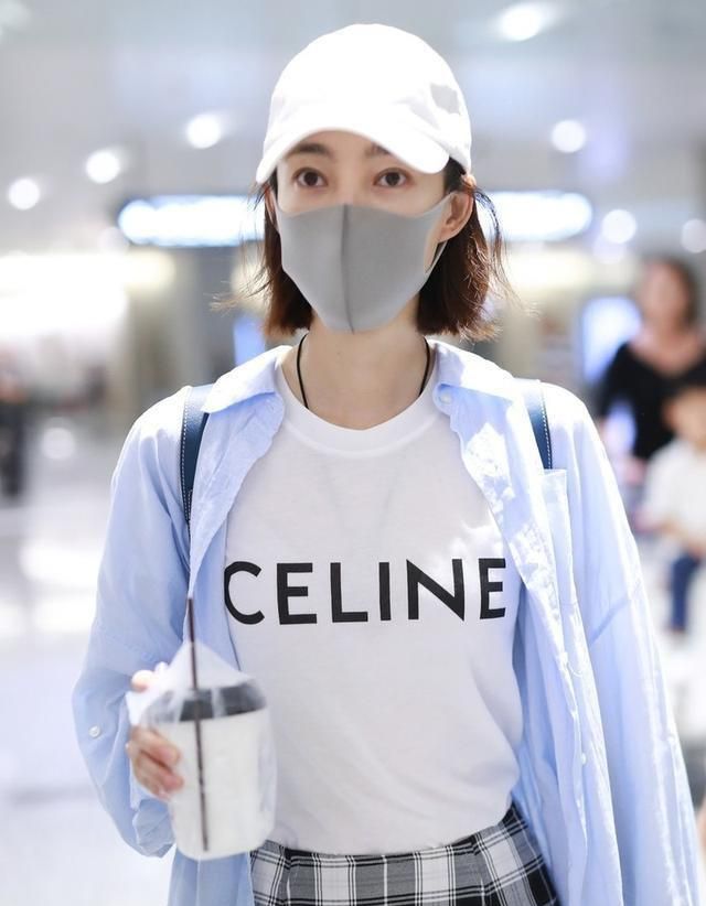 王丽坤现身机场,中性风装扮搭配格子裙,戴口罩也难遮好肌肤