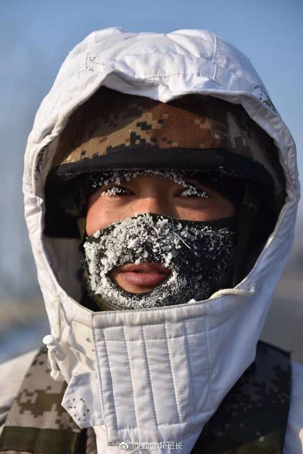中国军人不分昼夜地守卫着祖国的边疆他们才是感动我们的人致敬